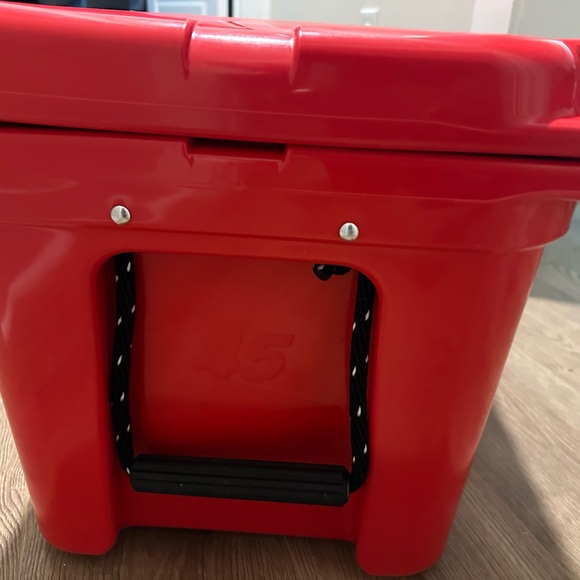 RARE Coca-Cola Yeti Red Storage Cooler with Insulated Walls - Picture 6 of 8